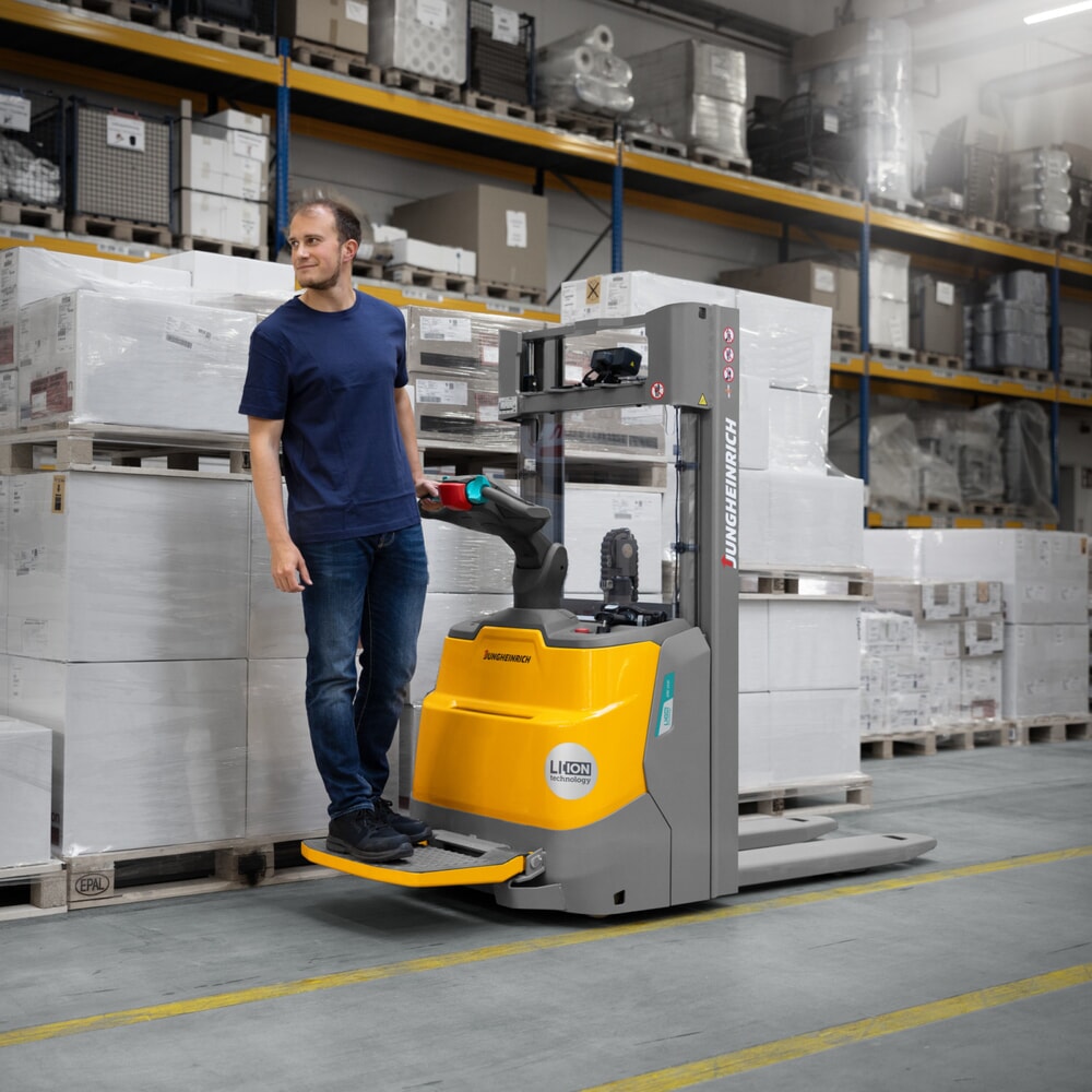 Produktabbildung Nr. 16: Jungheinrich Elektro-Hochhubwagen ERC 110i ZT mit Standplattform, Zweifach-Teleskop-Hubgerüst, Hubhöhe 2.900 mm, Tragfähigkeit 1.000 kg, Proportionalhydraulik