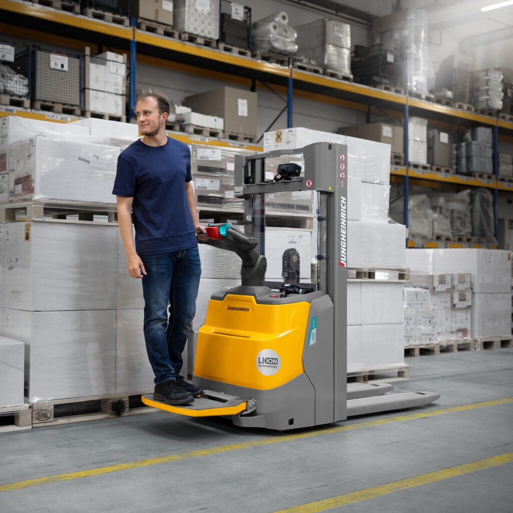 Jungheinrich Elektro-Hochhubwagen ERC 110i DZ mit Standplattform, Dreifach-Teleskop-Hubgerüst, Hubhöhe 4.300 mm, Tragfähigkeit 1.000 kg, Proportionalhydraulik Produktabbildung Nr. 18: Jungheinrich Elektro-Hochhubwagen ERC 110i DZ mit Standplattform, Dreifach-Teleskop-Hubgerüst, Hubhöhe 4.300 mm, Tragfähigkeit 1.000 kg, Proportionalhydraulik