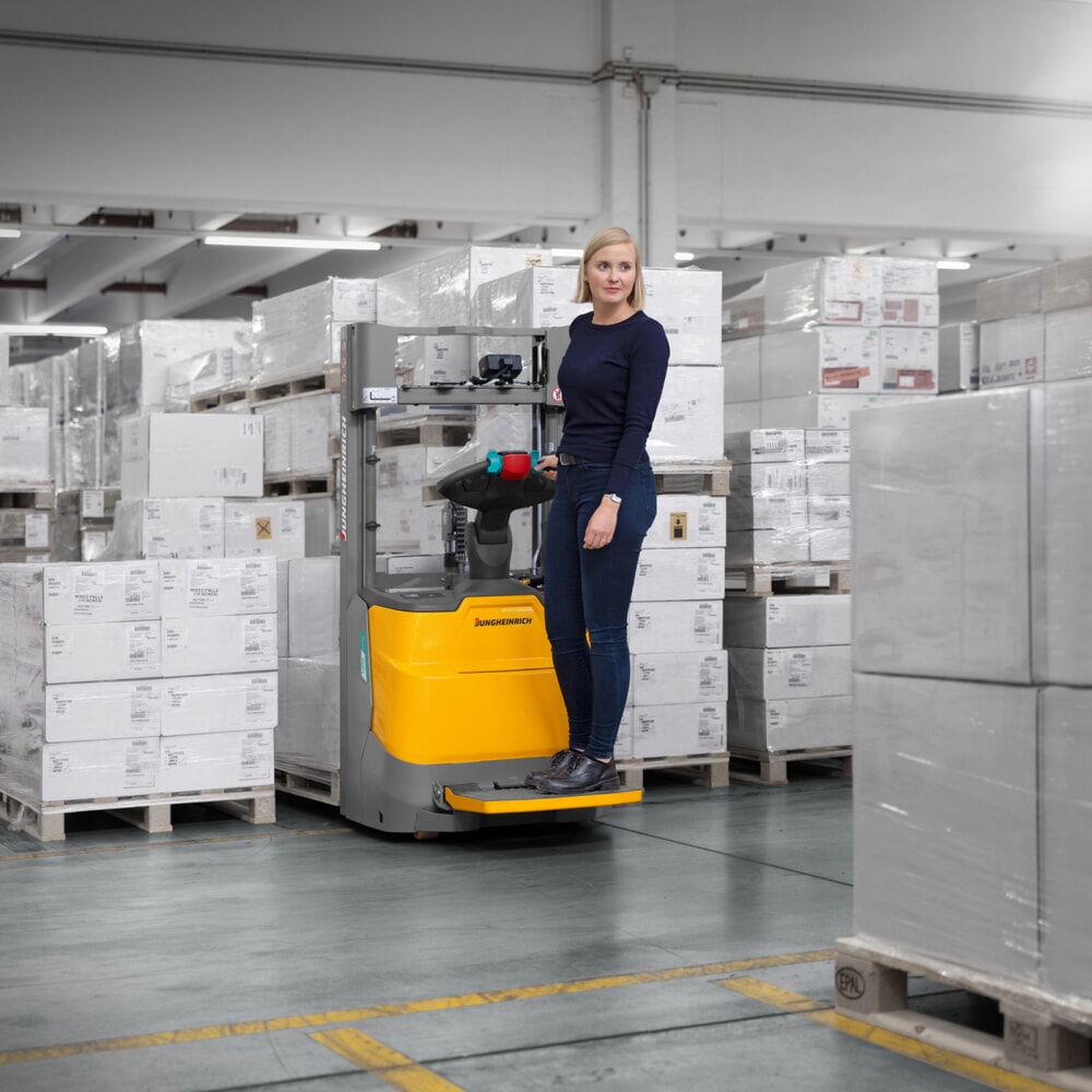 Produktabbildung Nr. 7: Jungheinrich Elektro-Hochhubwagen ERC 110zi ZT mit Standplattform, Zweifach-Teleskop-Hubgerüst, Hubhöhe 3.600 mm, Tragfähigkeit 1.000 kg, Proportionalhydraulik, Doppelstockfunktion