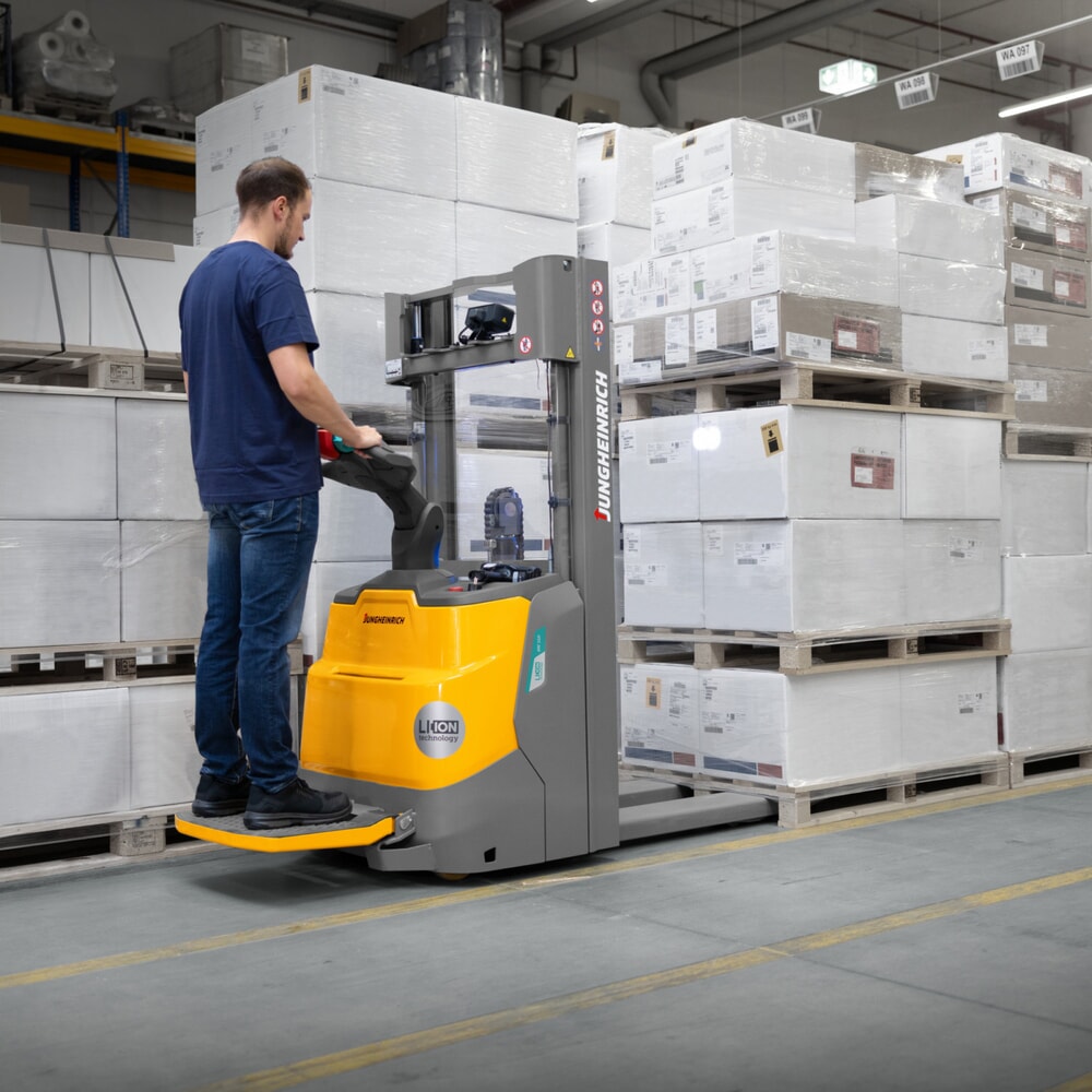 Produktabbildung Nr. 10: Jungheinrich Elektro-Hochhubwagen ERC 110zi ZT mit Standplattform, Zweifach-Teleskop-Hubgerüst, Hubhöhe 3.600 mm, Tragfähigkeit 1.000 kg, Proportionalhydraulik, Doppelstockfunktion