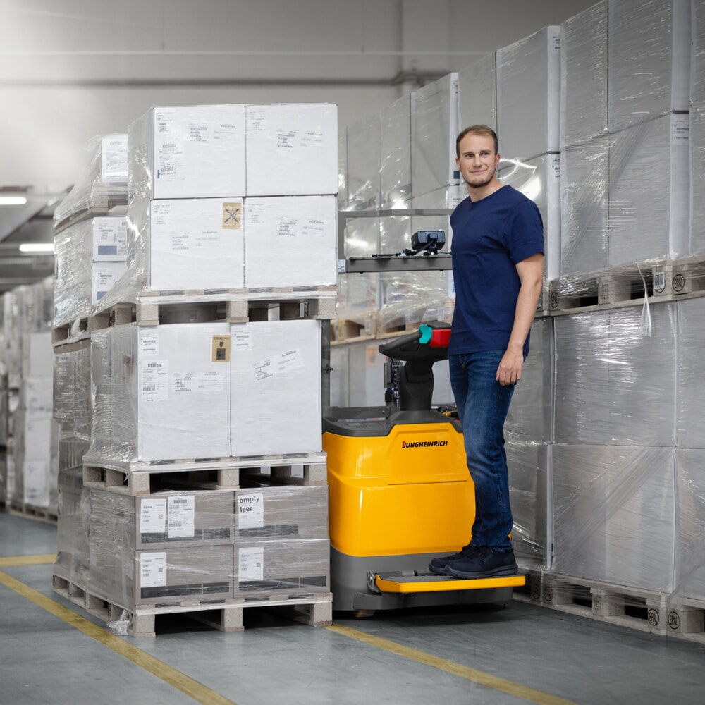 Produktabbildung Nr. 11: Jungheinrich Elektro-Hochhubwagen ERC 110zi ZT mit Standplattform, Zweifach-Teleskop-Hubgerüst, Hubhöhe 3.600 mm, Tragfähigkeit 1.000 kg, Proportionalhydraulik, Doppelstockfunktion