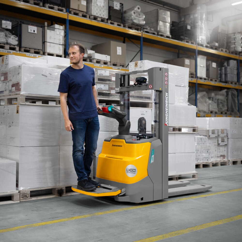 Produktabbildung Nr. 12: Jungheinrich Elektro-Hochhubwagen ERC 110zi ZT mit Standplattform, Zweifach-Teleskop-Hubgerüst, Hubhöhe 3.600 mm, Tragfähigkeit 1.000 kg, Proportionalhydraulik, Doppelstockfunktion