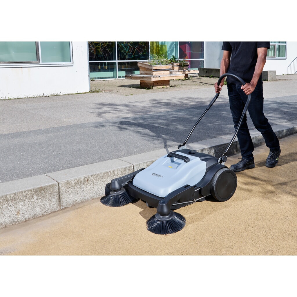Nilfisk® Handkehrmaschine mit Überwurfkehrprinzip SW250, Kehrbreite 920 mm Produktabbildung Nr. 6: Nilfisk® Handkehrmaschine mit Überwurfkehrprinzip SW250, Kehrbreite 920 mm