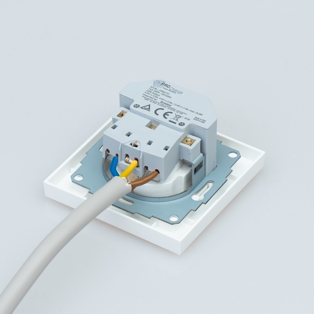 Produktabbildung Nr. 6: Pro Charge USB-Wandsteckdose - 2x USB-A 3.4A - 55x55mm - RAL9010
