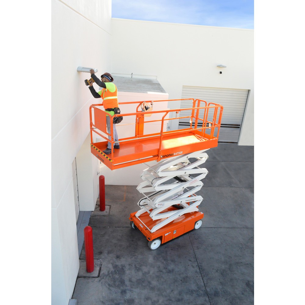 Produktabbildung Nr. 10: Snorkel Batterie-Scherenarbeitsbühne S4732E, elektrisch verfahrbar, TK 350 kg, max. 11,8 m Arbeitshöhe