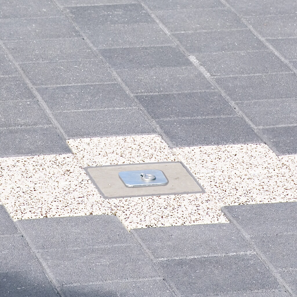 URBANUS Sperrpfosten aus Aluminium, versenkbar 70 x 70 mm, stehend verschließbar, rot/weiß Produktabbildung Nr. 4: URBANUS Sperrpfosten aus Aluminium, versenkbar 70 x 70 mm, stehend verschließbar, rot/weiß