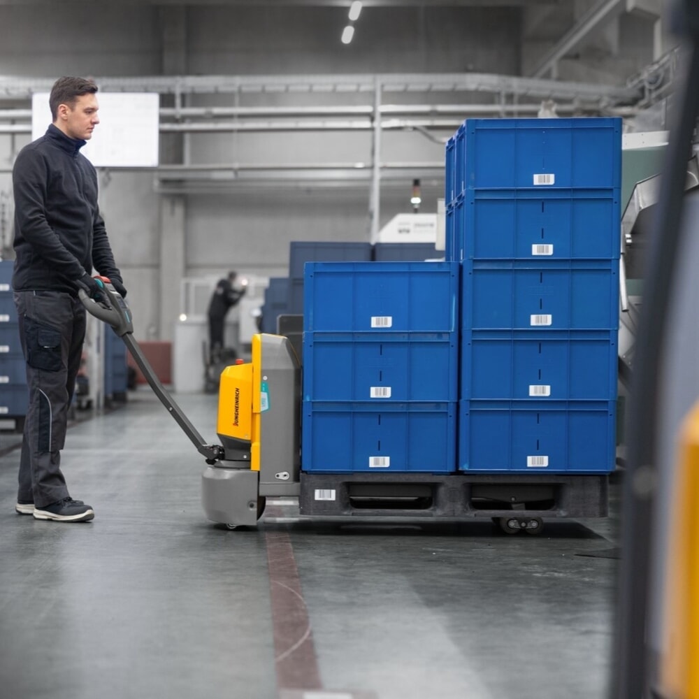 Immagine del prodotto n. 7: Transpallet elettrico Jungheinrich AME 15, portata 1.500 kg, lunghezza forche 1.150 mm, larghezza speciale delle forche 670 mm, rulli tandem