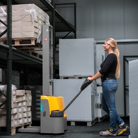 Frau arbeitet mit Hubgerüst mit Freihub