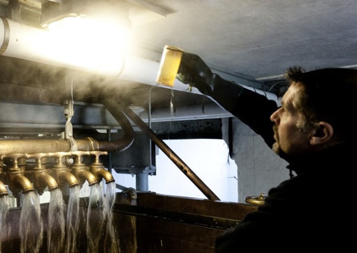 Test von Wasserqualität in Brauerei