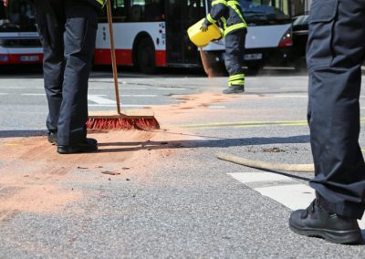 Öl binden, abpumpen oder aufsaugen: So gehen Sie bei Ölunfällen vor