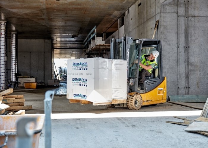 Mann fährt Gabelstapler auf einer Baustelle