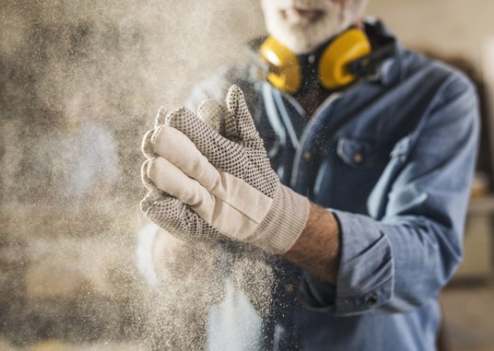 Mann in verschmutzter Arbeitskleidung