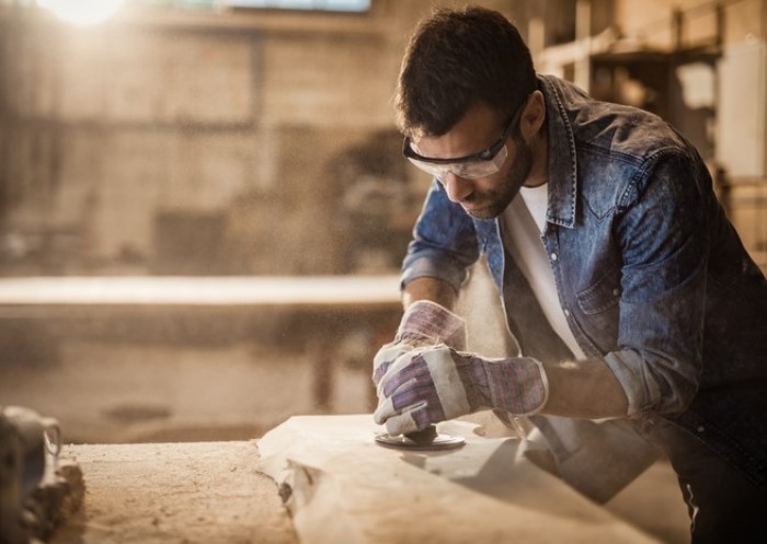 Meisterpflicht: Handwerker in der Werkstatt