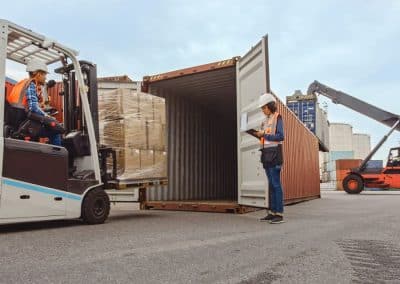 Wie viele Paletten passen in einen Container?