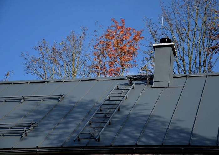 Aluminium-Dachleiter auf grau eingedecktem Dach