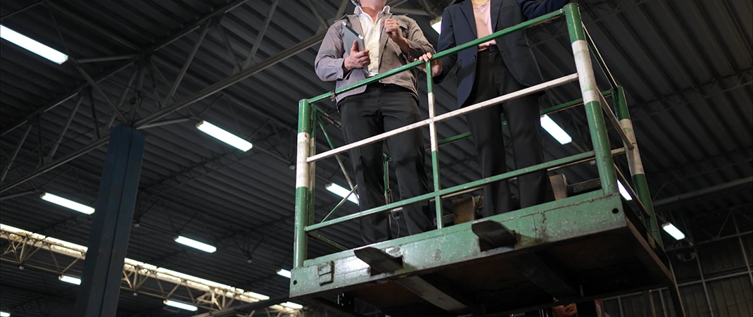 Zwei Personen arbeiten im Arbeitskorb eines Staplers