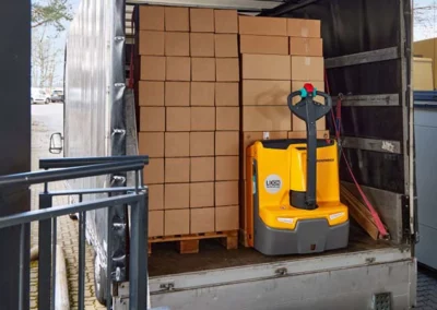 Hochhubwagen, Hubwagen und Gabelstapler sicher transportieren