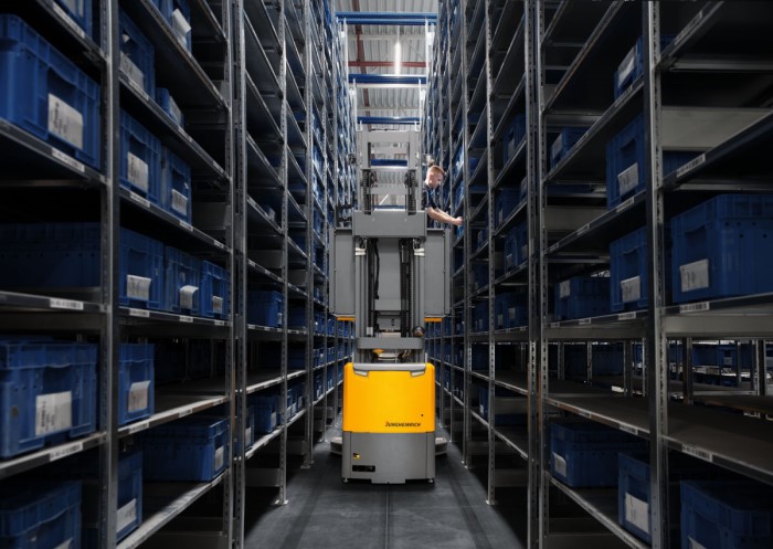 Mitarbeiter im Lager nutzt RFID-Technologie in der Logistik