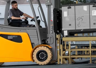 Warum sollte die Lauffläche von Staplerreifen regelmäßig überprüft werden?