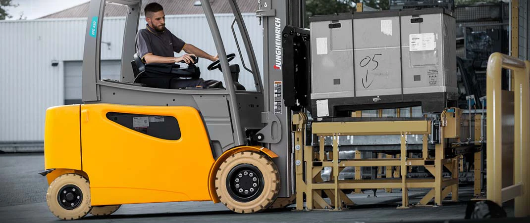 Mann bewegt mit einem Gabelstapler eine große Last