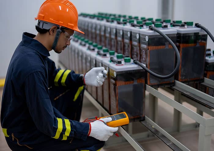 Das Bild zeigt einen Mitarbeiter, der im Rahmen der Batterieverordnung mehrere Batterien prüft.