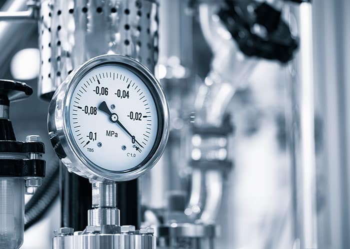 Das Bild zeigt ein Manometer, das Teil einer größeren Apparatur ist.