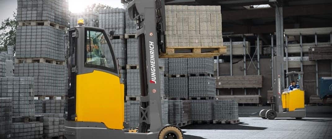 Palettenstapel im Lager werden nach dem LiFo-Prinzip bewegt