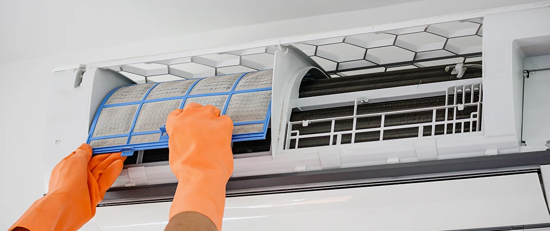 Person reinigt HEPA-Filter