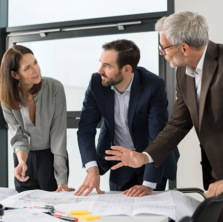 Ein Expertenteam plant im Büro das neue Lager im Detail