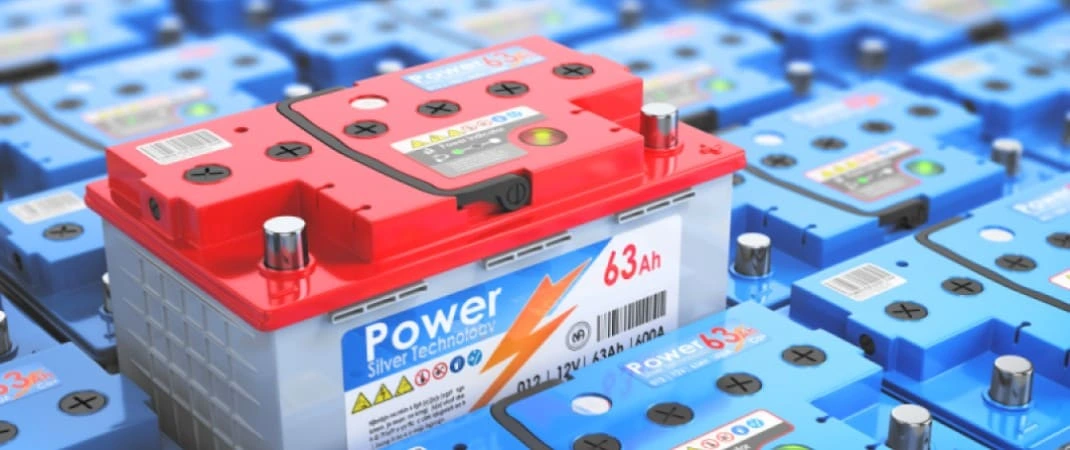 Autobatterie ohne erkennbare Marke, umgeben von anderen Batterien